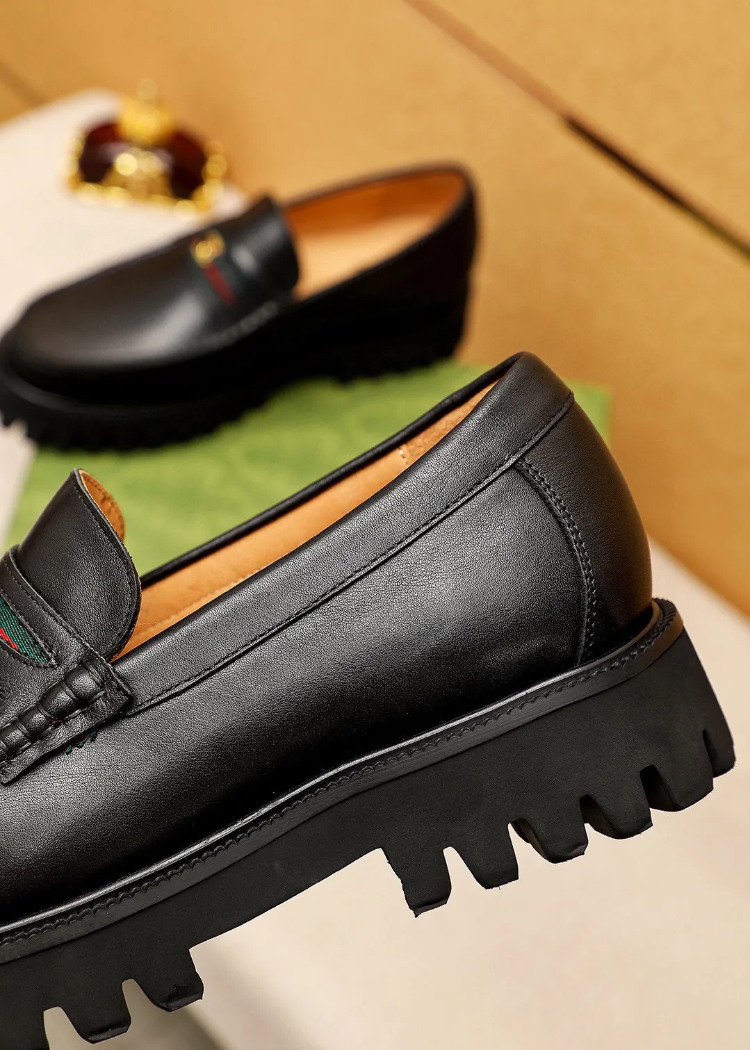 Men's shoes 💰580 💐 Product trademark: GUCCI "Gucci" casual leather shoes Regular size: 38-44 (45.46🉑️customized) Product materials: Selected imported first-layer calfskin upper + luxury hardware buckle, imported water-dyed cowhide leather lining. Strong three-dimensional visual effect, original foam outsole Color: 1⃣️color available